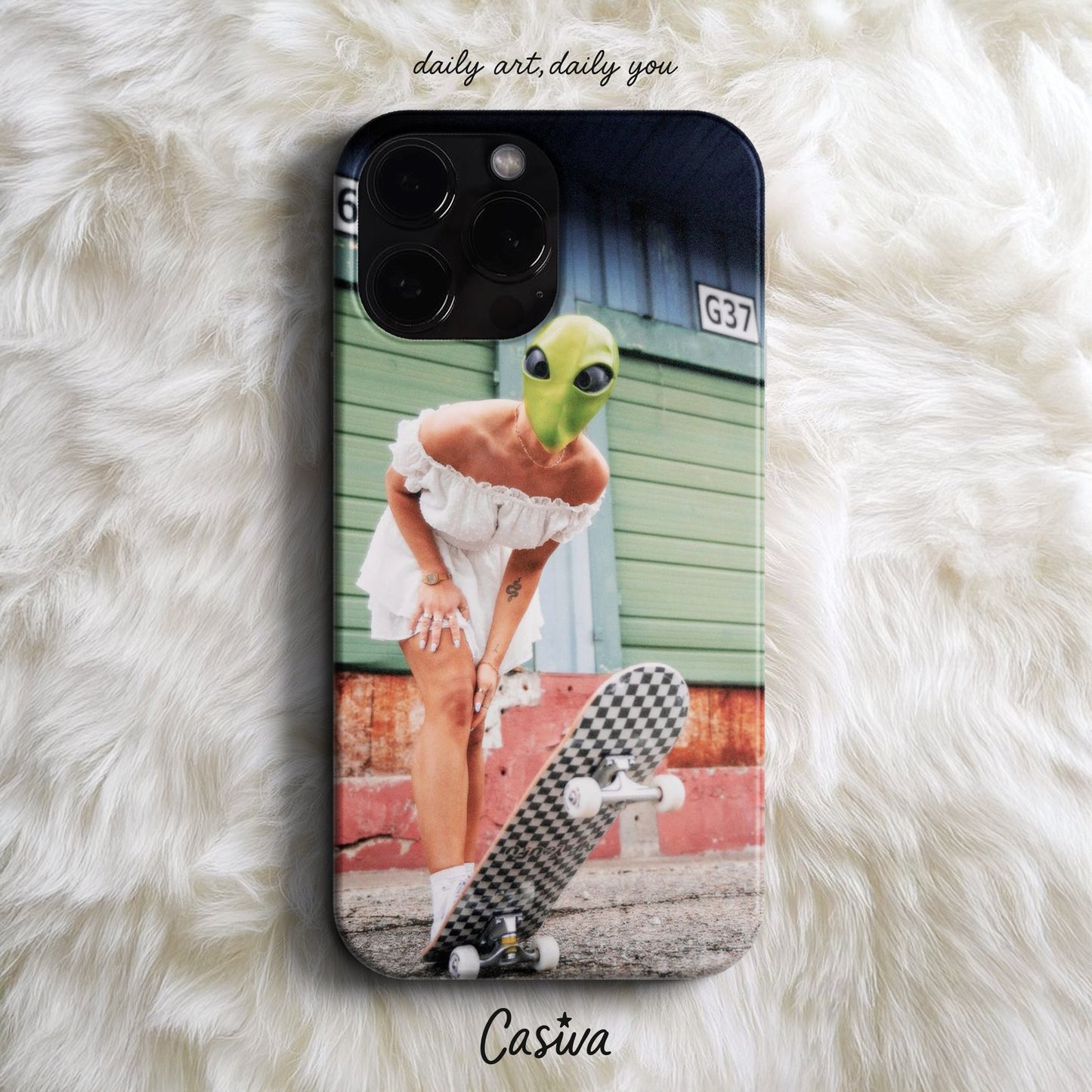 Casiva "Alien Skate Girl" Tasarım Telefon Kılıfı - Urban & Street Style Serisi